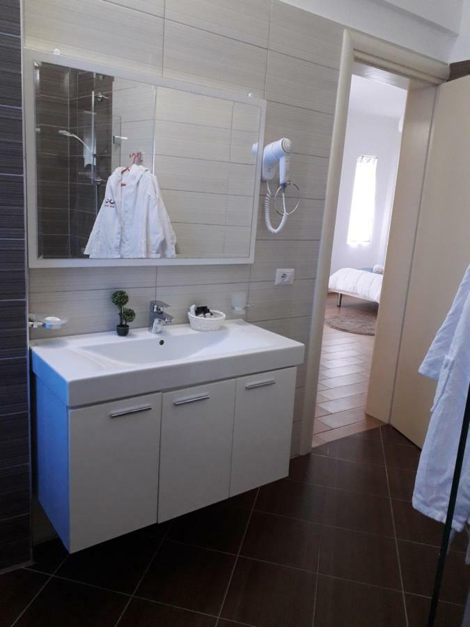Aler Holiday Inn Sarande Room photo